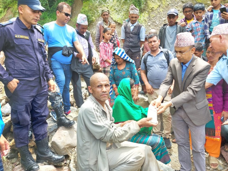 बाँफिकोटको पहिरोमा ज्यान गुमाएका परिवारलाई घरमै पुगेर राहत रकम हस्तान्तरण